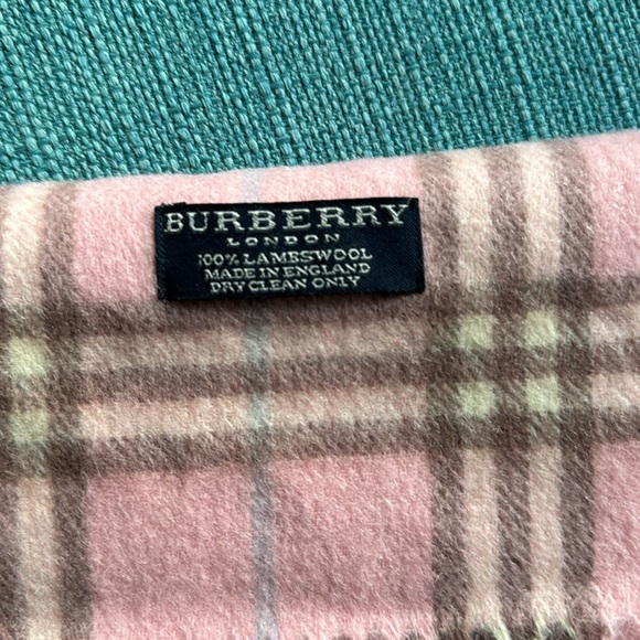 Authentic Vintage Burberry pink wool scarf - Picture 2 of 5